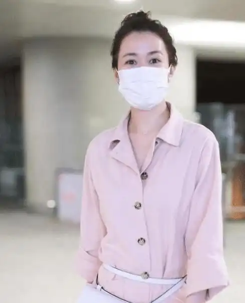 四十五岁佘诗曼又在作妖粉色连体裤清新减龄,腰包当腰带个性