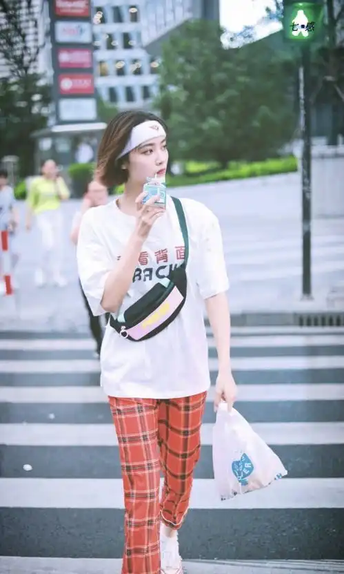 短发女生如何穿出时尚感看许佳琪的日常私服穿搭,真是太养眼了