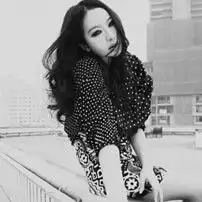 伤感黑白意境女头像垒起我们快乐幸福的高台