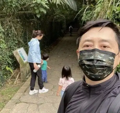 60岁庾澄庆晒合照3岁儿子4岁女儿入镜,老来得子有多幸福