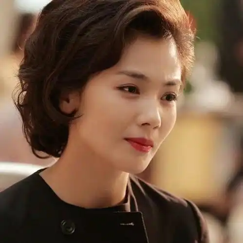 50岁女人别再留齐刘海了,今年流行5种发型,显脸小不挑人