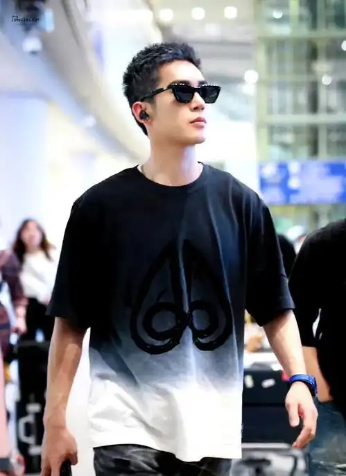 于适染了蓝色头发好潮啊,型男穿搭简单一整个硬控我