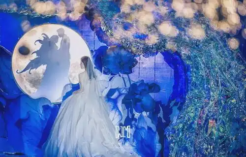 通过饱满而又神秘的空间感,打造一场浪漫的蓝色系婚礼