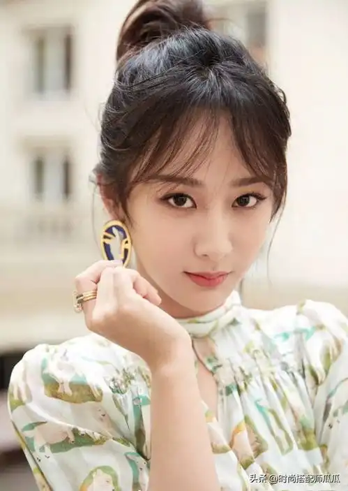 女人上了年纪后切忌披头散发,显老掉气质试试这样扎发,特年轻