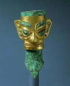 戴金面罩青铜人头像