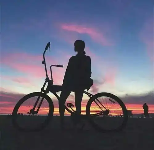 或许,我们终究会有那么一天,牵着别人的手,遗忘曾经的他