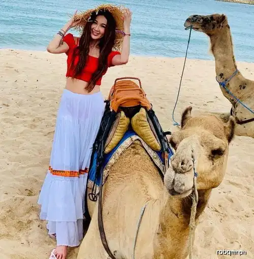 温碧霞好有少女心,白t配粉纱裙清新甜美,53岁的年纪20岁的心态