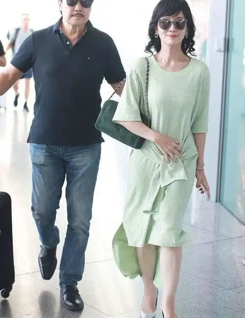 赵雅芝走机场,穿抹茶色的长衫似回青春,女生就该怎么美怎么穿