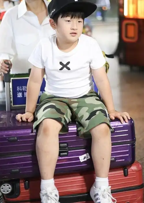 冉莹颖一身粉嫩出行,轩轩长高了肉肉的和小时候一样可爱