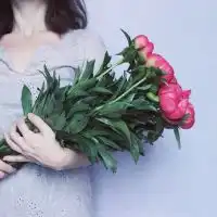 唯美捧花女生