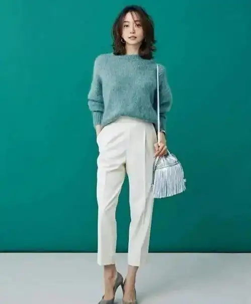 白裤子可别乱穿,穿错显尴尬被人笑,这样穿时髦洋气还显气质