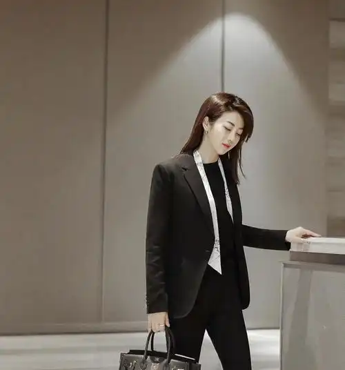 霸气西装穿搭指南,学会这几套穿搭满满的气场,让你秒变女王