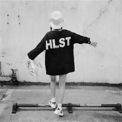 qq头像女生背影黑白,伤感的我身边只剩空气了