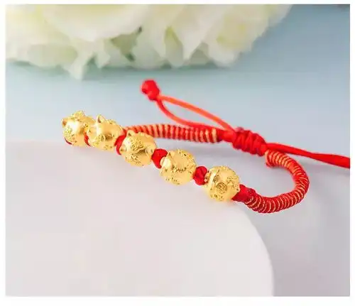 女神必备好运红小猪手链,不仅能为美丽加分还能开启一整年好运
