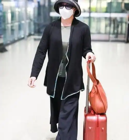 53岁金星体型完美俨然高雅贵妇人,蓝色长裙束腰手提小包,美女范十足