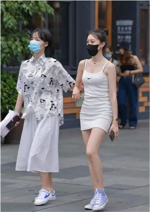 闺蜜俩逛街,同样的白色系气质却大不相同,金色装饰体现贵妇气质