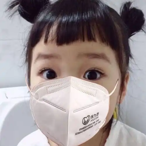 戴医用口罩的卡通头像怀