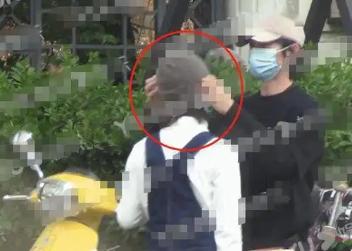 手拉手坐小摩托,沈月恋情疑曝光,双方暗搓搓发糖已久