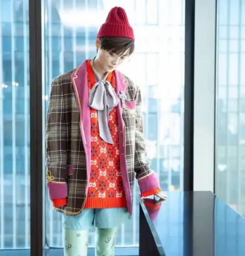 李宇春混搭出席,花毛衣镶钻凉鞋,却意外时尚减龄