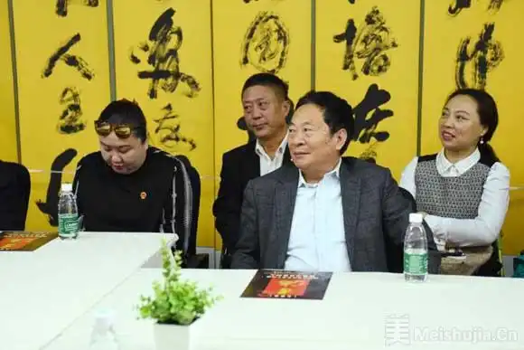 小潮院长回应关于周边付不了款短视频平台与塌房网红水池里的鱼都变成了黑色,那水能不变色吗