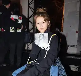 张子枫受邀亮相,化身潮系少女