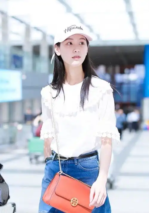 陈都灵的清纯长相刻在了大家心里,温柔风穿搭更是细腻,太青春了