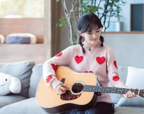 还以为小辫子配粉色毛衣够嫩了,直到看到拖鞋,少女心爆棚