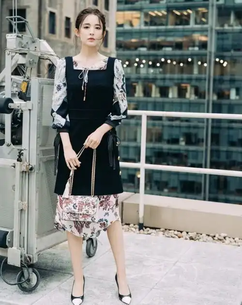 今年初春吊带裙又成流行学娜扎这么搭配,胖女孩可以放心穿