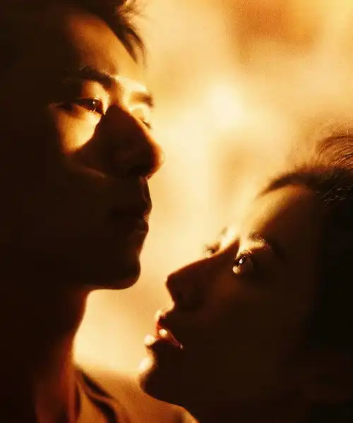 李现周雨彤光影中紧紧相依暧昧氛围下春意掩匿