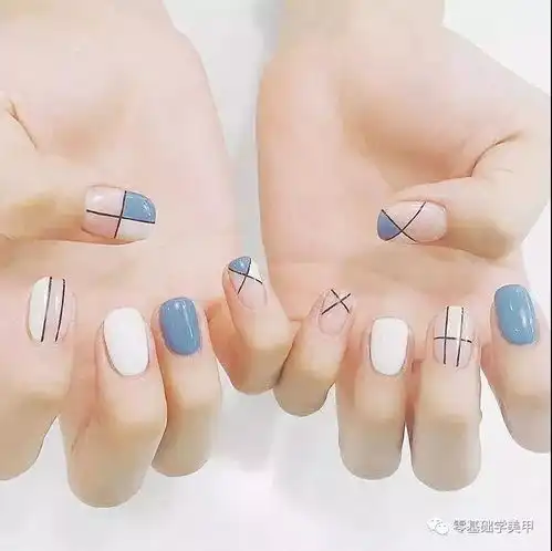 淡蓝色美甲,美得很清新