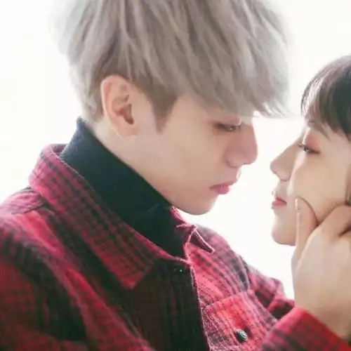 暖黄色系男生头像暖居