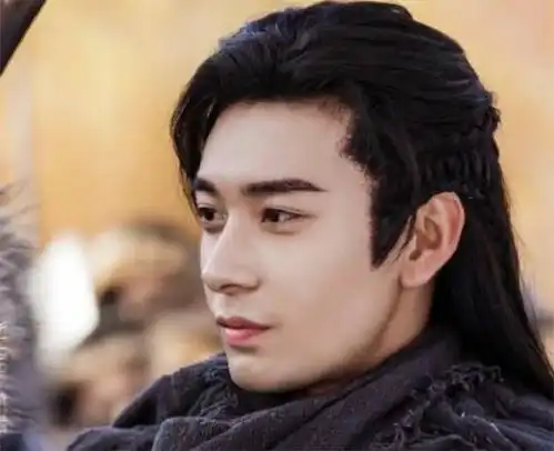 李现蔡徐坤松鼠肌,吴磊王鹤棣猴系长相,细数男流量的标志性特征