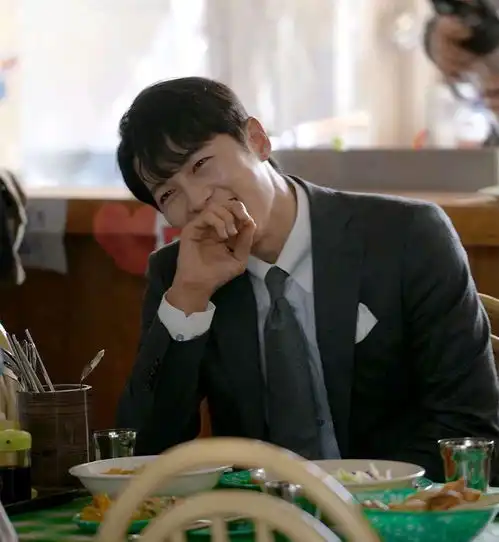 文森佐结局宋仲基采访时透露真实想法,与金圣喆的互动很甜