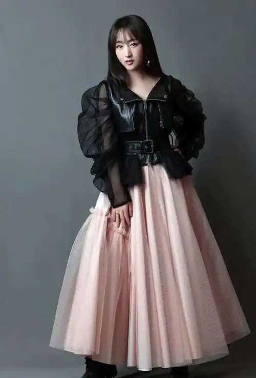 玉女掌门杨钰莹50岁一点都看不出,黑色上衣配粉色纱裙,一颗少女心