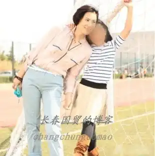 窦唯两女儿感情好样貌相似晒合照亲密互动