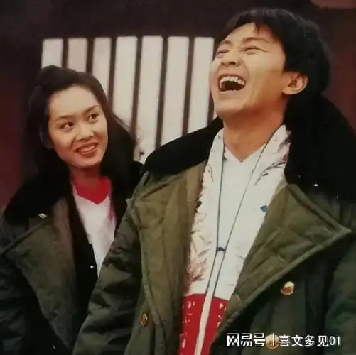 1995年,周星驰和朱茵的合影,看朱茵的眼神,充满了爱慕之情