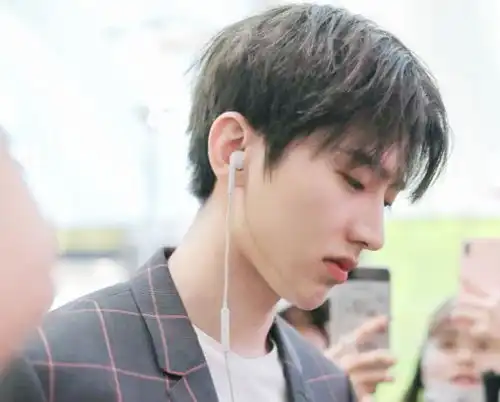 他素颜照首次曝光,关掉美颜却意外暴露真实颜值,网友差太多