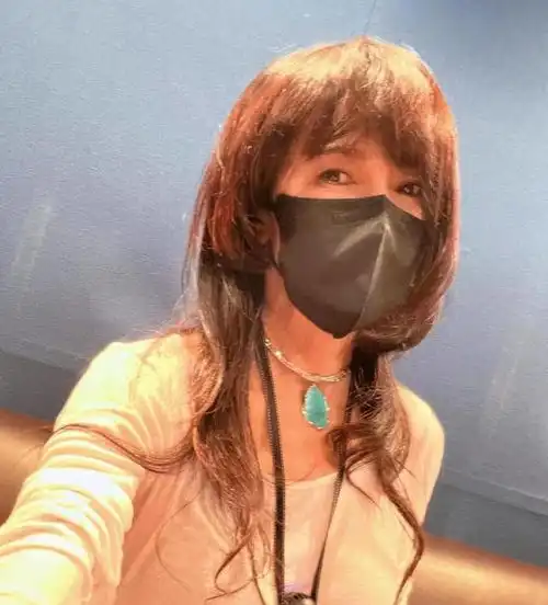 51岁工藤静香驾豪车去录音,秋衣配薄荷蓝宝石项链,富婆另类时尚