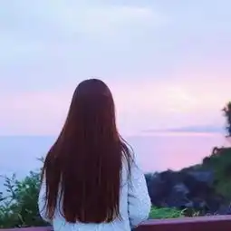 求真人好看女生背影图片