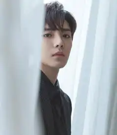 侯明昊简洁绅士风写真