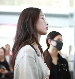 倪妮街拍loewe灰色开衫温柔可人gucci水桶包小皮鞋学生气十足