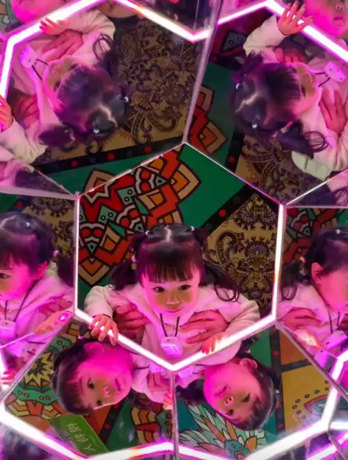 张英席年纪轻轻就儿女双全,周末一家4口人打卡梵高星空艺术馆