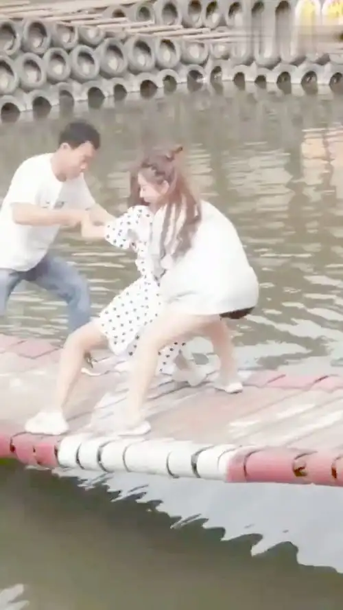 网红桥上,美女你应该要感谢你闺蜜,以你这魔鬼的步伐早掉下去了