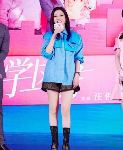 120斤赵薇和90斤戚薇,穿同款漫画外套,气质差距不是一般大