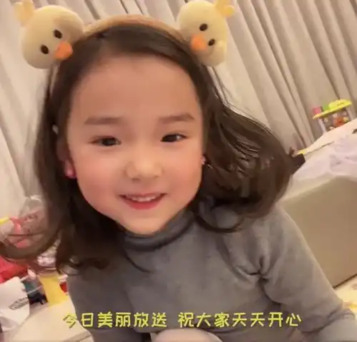 董璇晒女儿和佟大为儿子同台走秀,感慨亲妈滤镜18张都不够发