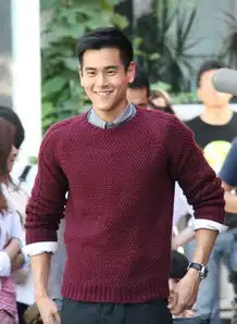 男生红色圆领毛线衣怎么搭配