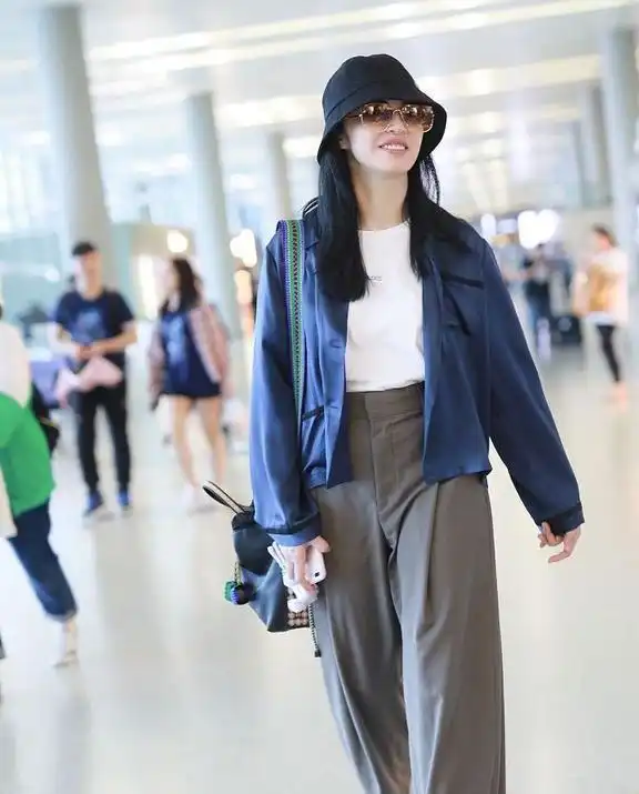 姚晨罕见穿这么嫩,卡通黄色t恤百褶半身裙,造型减龄又时髦