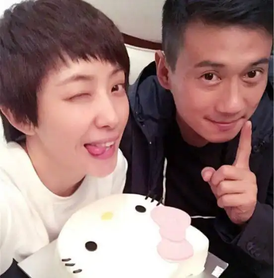 戏里父女,戏外却是一对模范夫妻,一路的苦都成了珍贵的回忆