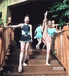 南方妹子一字马走光露内裤gif,美女劈腿gif动态图,ps安全裤差评