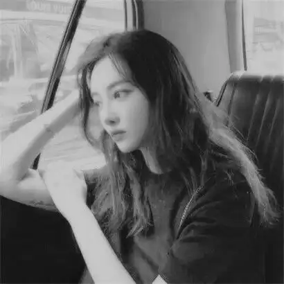 女生黑白头像伤感高清,新的一年了还是自斟自酌自消愁